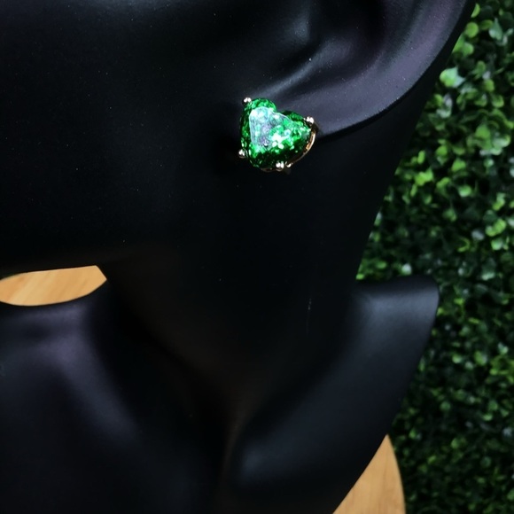 Green sparkling heart shaped earrings - Picture 1 of 3